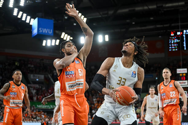 随着国际足 随着国际足