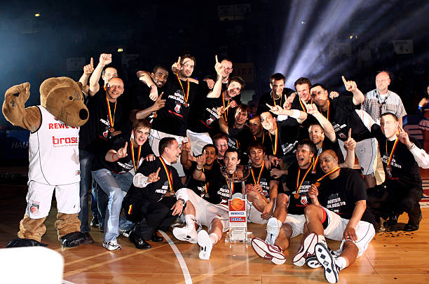 等待机会更 等待机会更